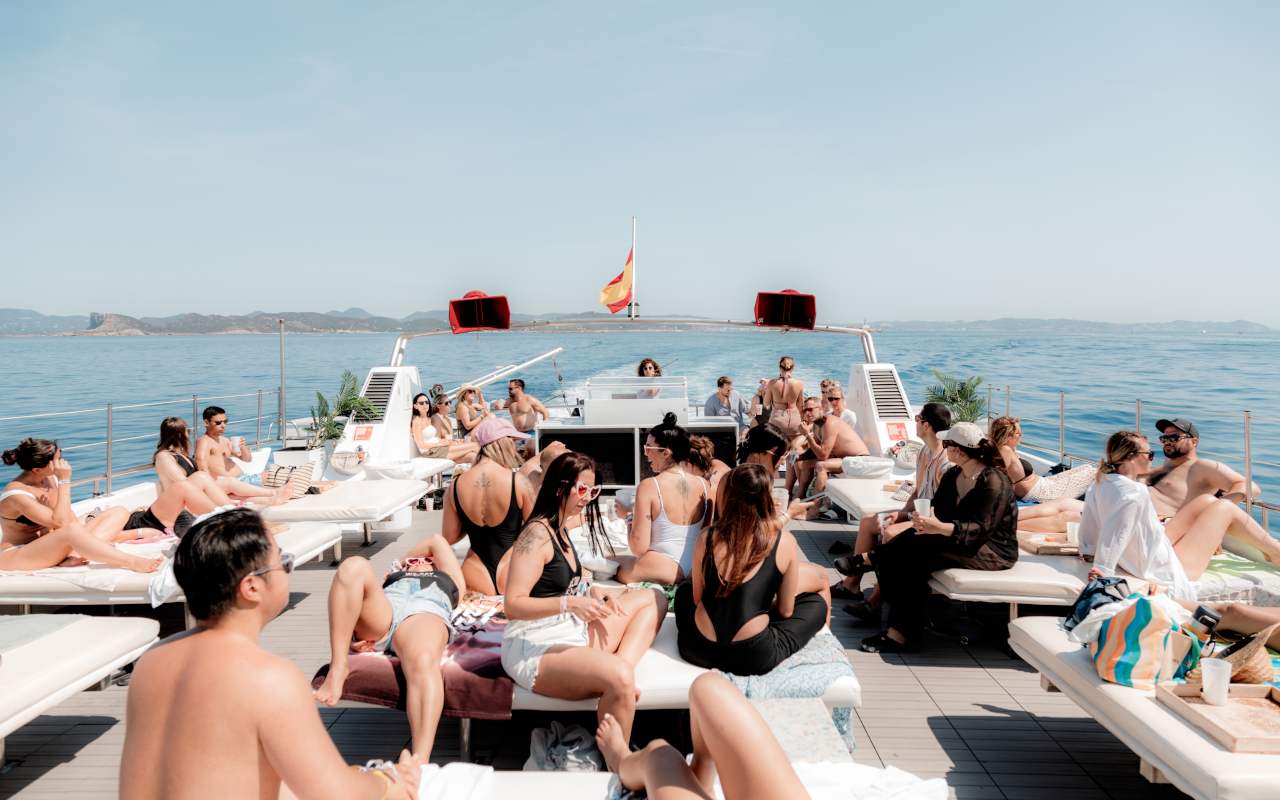 Gente disfrutando en el catamarán de Formentera