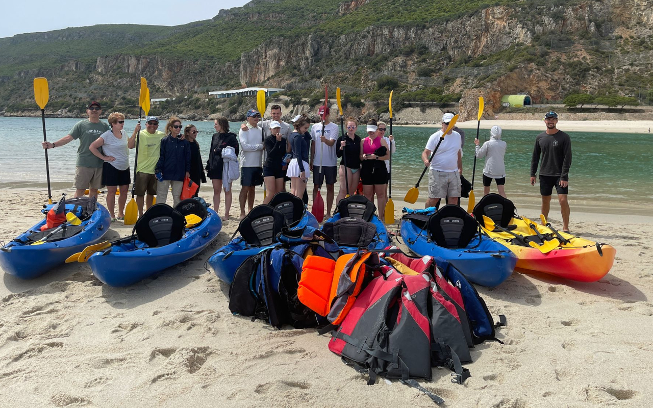Aventura compartida, recuerdos en grupo sobre las aguas cristalinas de Arrábida con una foto grupal.
