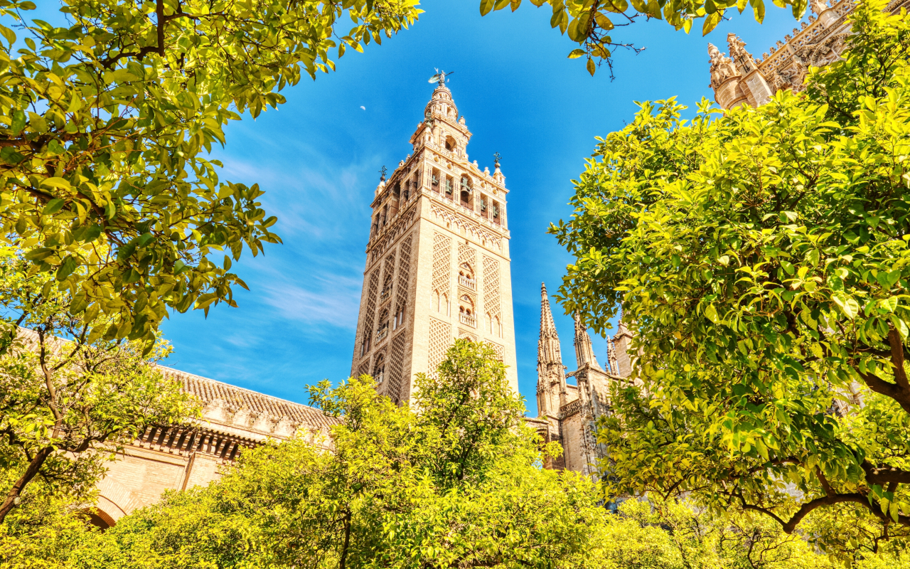 La imponente Giralda de Sevilla en un día soleado
