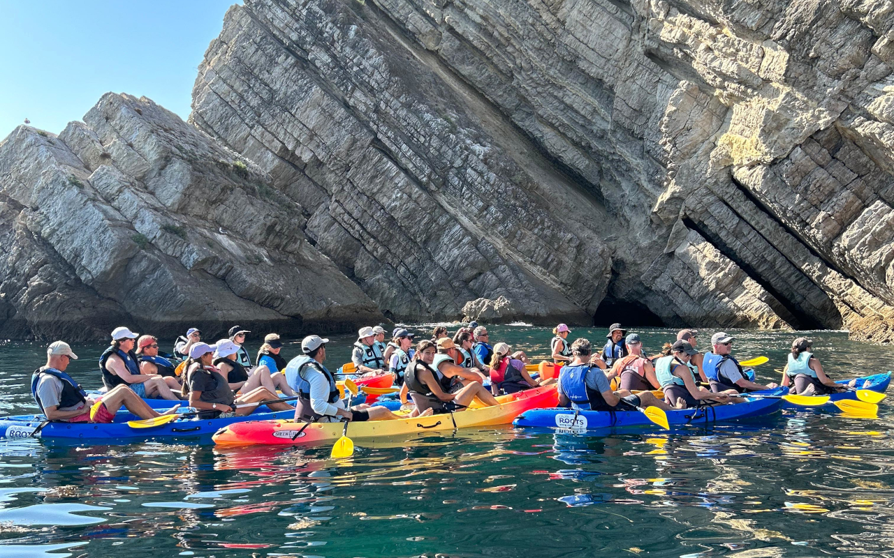 Kayaks detenidos para escuchar al guía durante el recorrido por la costa portuguesa.