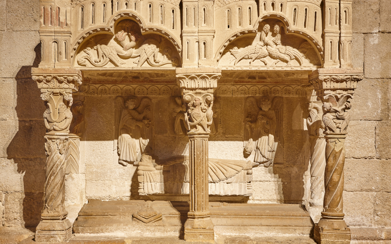 Una de las paredes esculpidas en la Iglesia de la Magdalena, Zamora