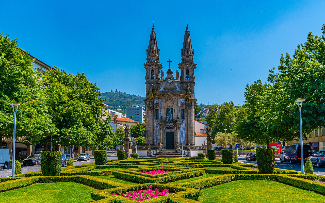 Precioso día soleado en la Iglesia da Nossa Senhora da Consolação e Santos Passos, Guimaraes