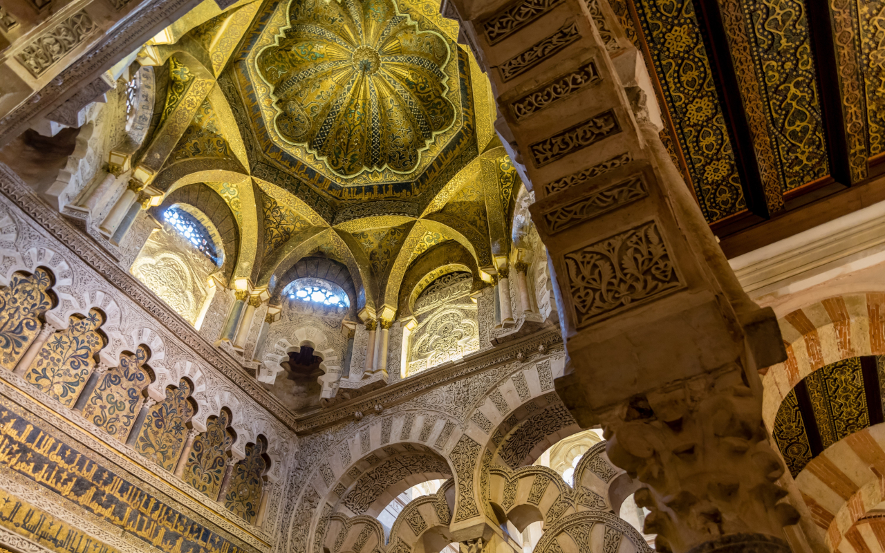 Vista de los techos y cúpulas del interior de la Mezquita de Córdoba, Andalucía