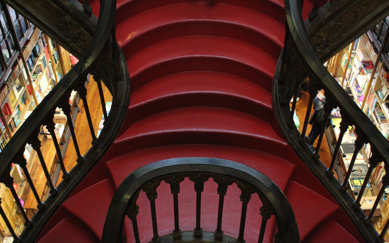 Icónicas escaleras de la librería Lello en Oporto, Portugal