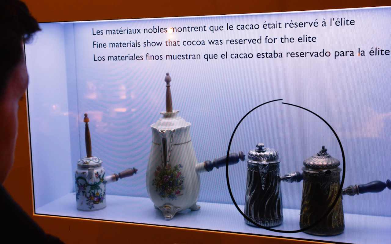 Cáscaras, granos, herramientas y tierra. Aquí el chocolate muestra su lado crudo: antes de ser placer, fue privilegio. Los mejores materiales estaban reservados para unos pocos.