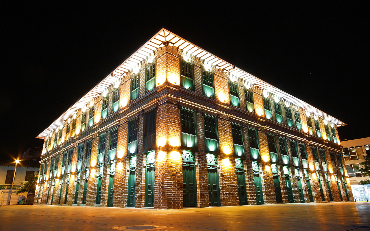 Edificio del casco histórico de Medellín iluminado en la noche, Colombia