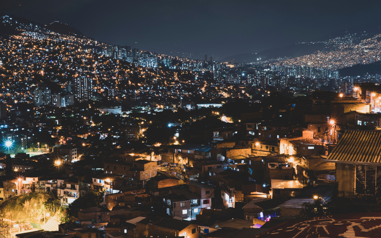 Panorámica de Medellín por la noche, Colombia