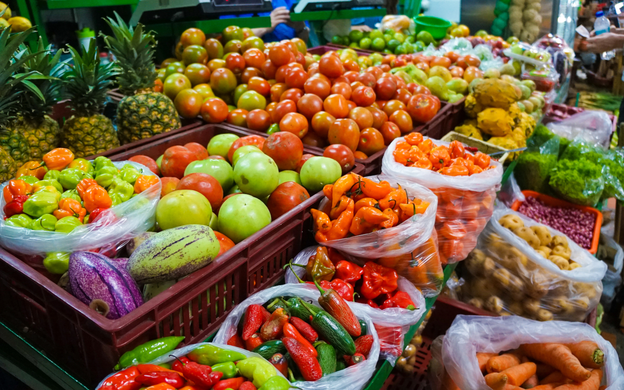 Frutas en un mercado típico de Medellín, Colombia