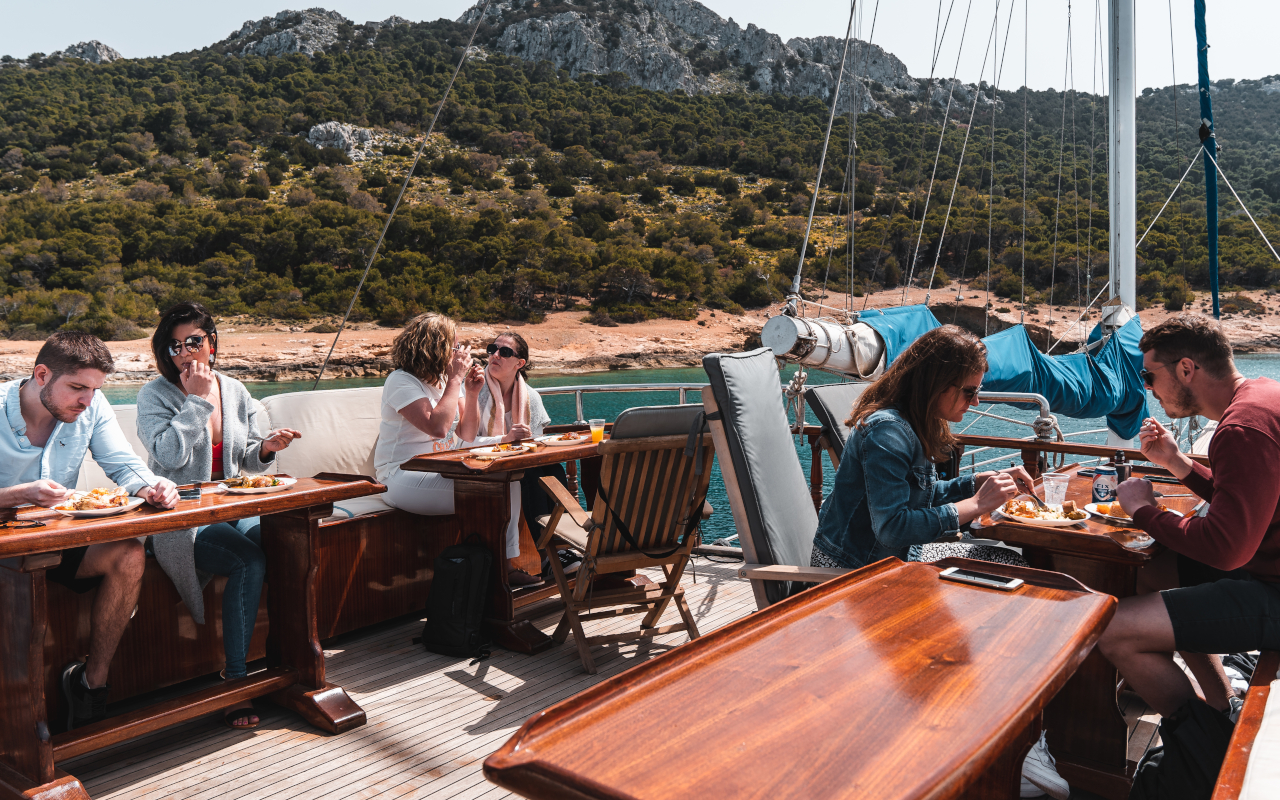 Mesas a bordo para disfrutar de un delicioso almuerzo.