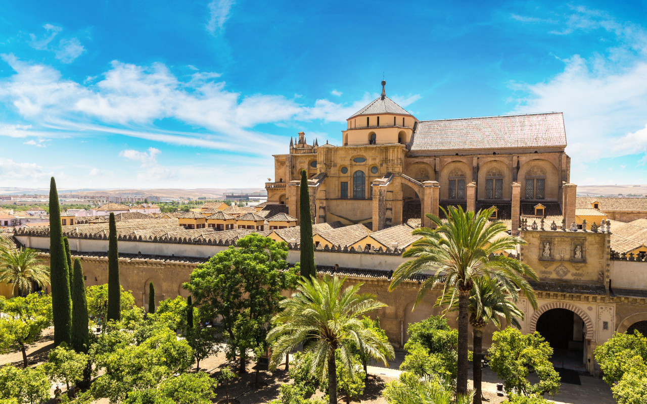 Preciosa vista soleada de la Mezquita-Catedral de Córdoba, Andalucía