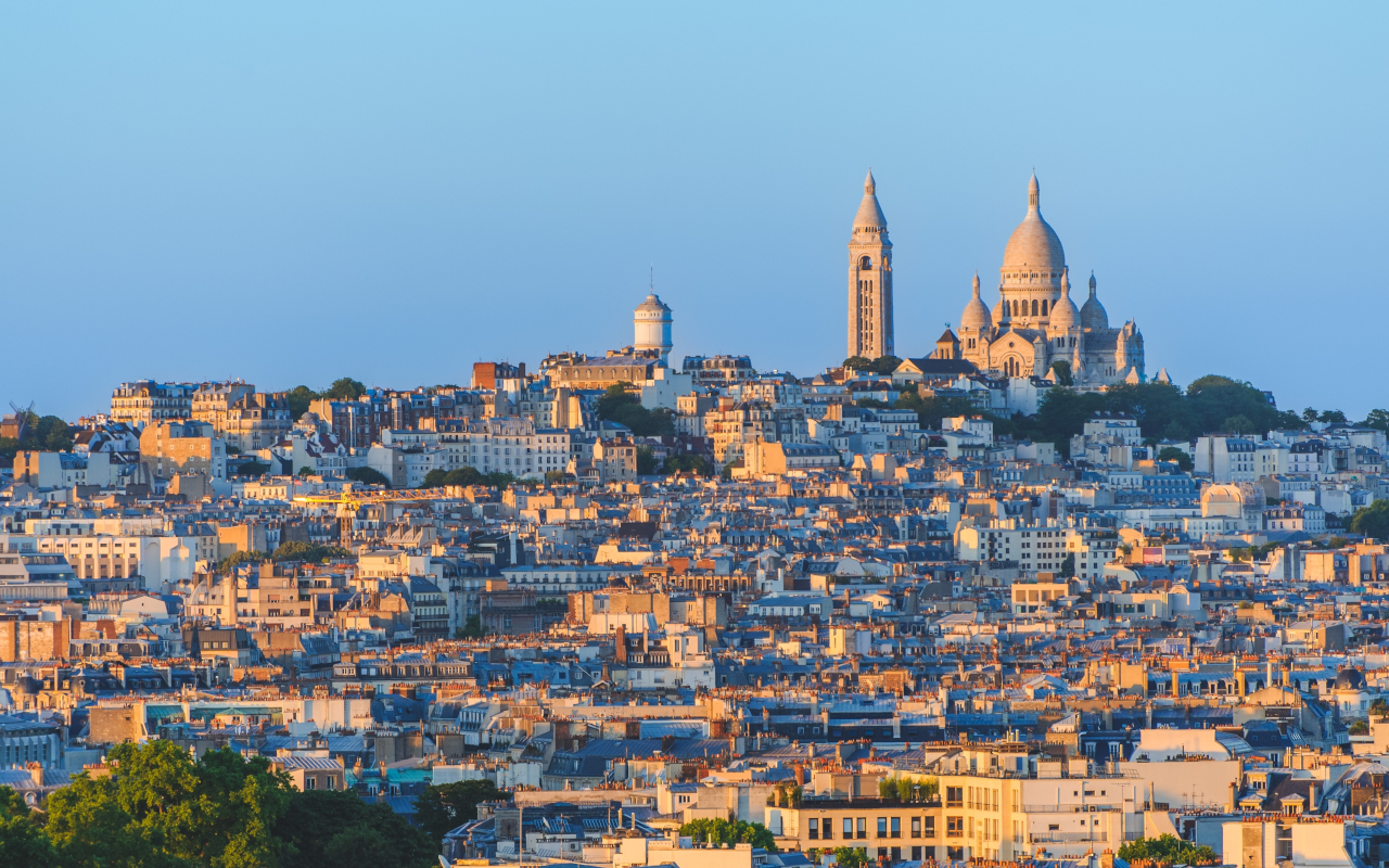 Vista panorámica de Montmartre y la Basílica del Sagrado Corazón en París