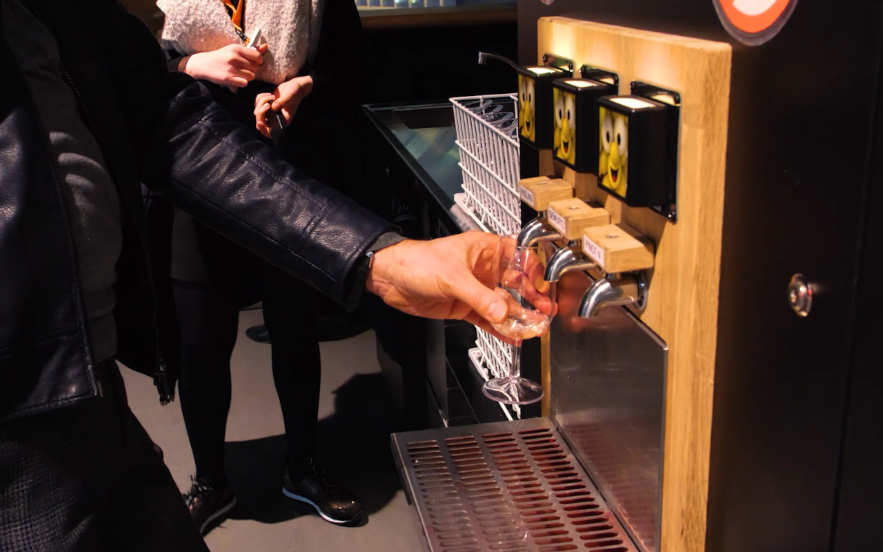 Recargando una copa de vino para degustar los sabores más auténticos.