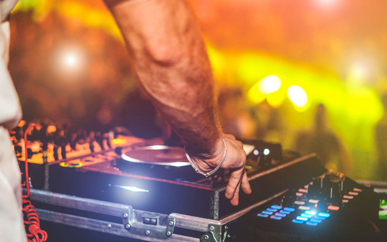 Conocerás a renombrados DJ en clubes icónicos de la ciudad.