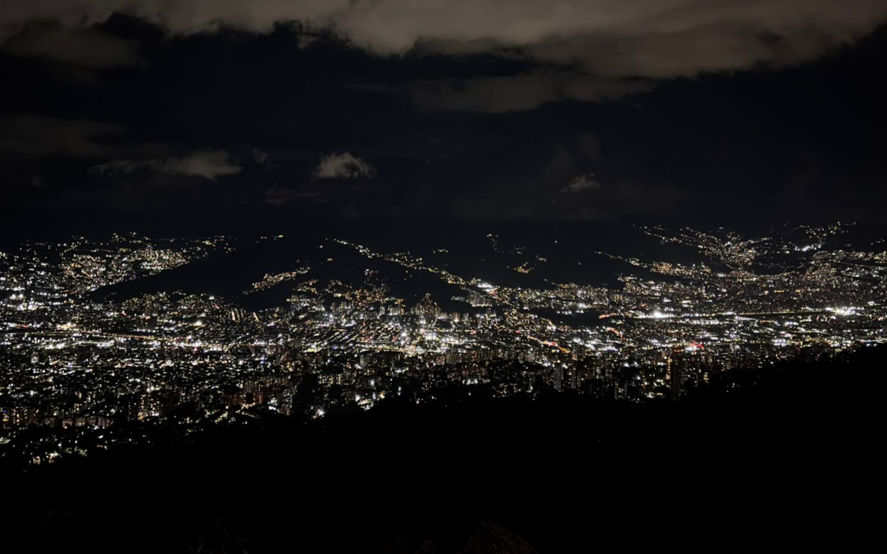 Medellin de noche desde las alturas, lo más destacado de este tour.