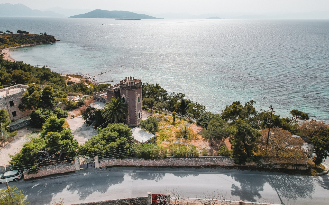 Paisajes y altas torres de los que disfrutarás en este crucero de medio día.