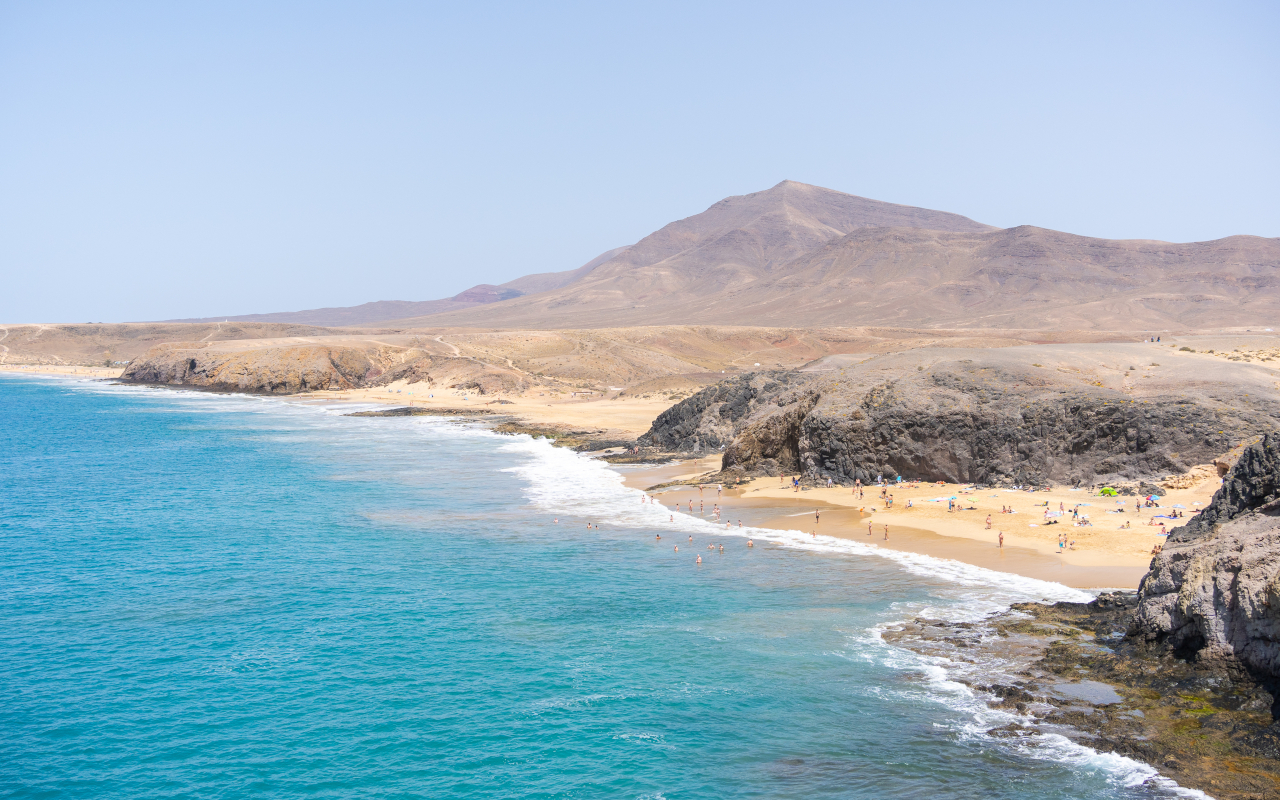 Papagayo se revela sin filtros: agua clara, roca volcánica y un silencio que lo envuelve todo.