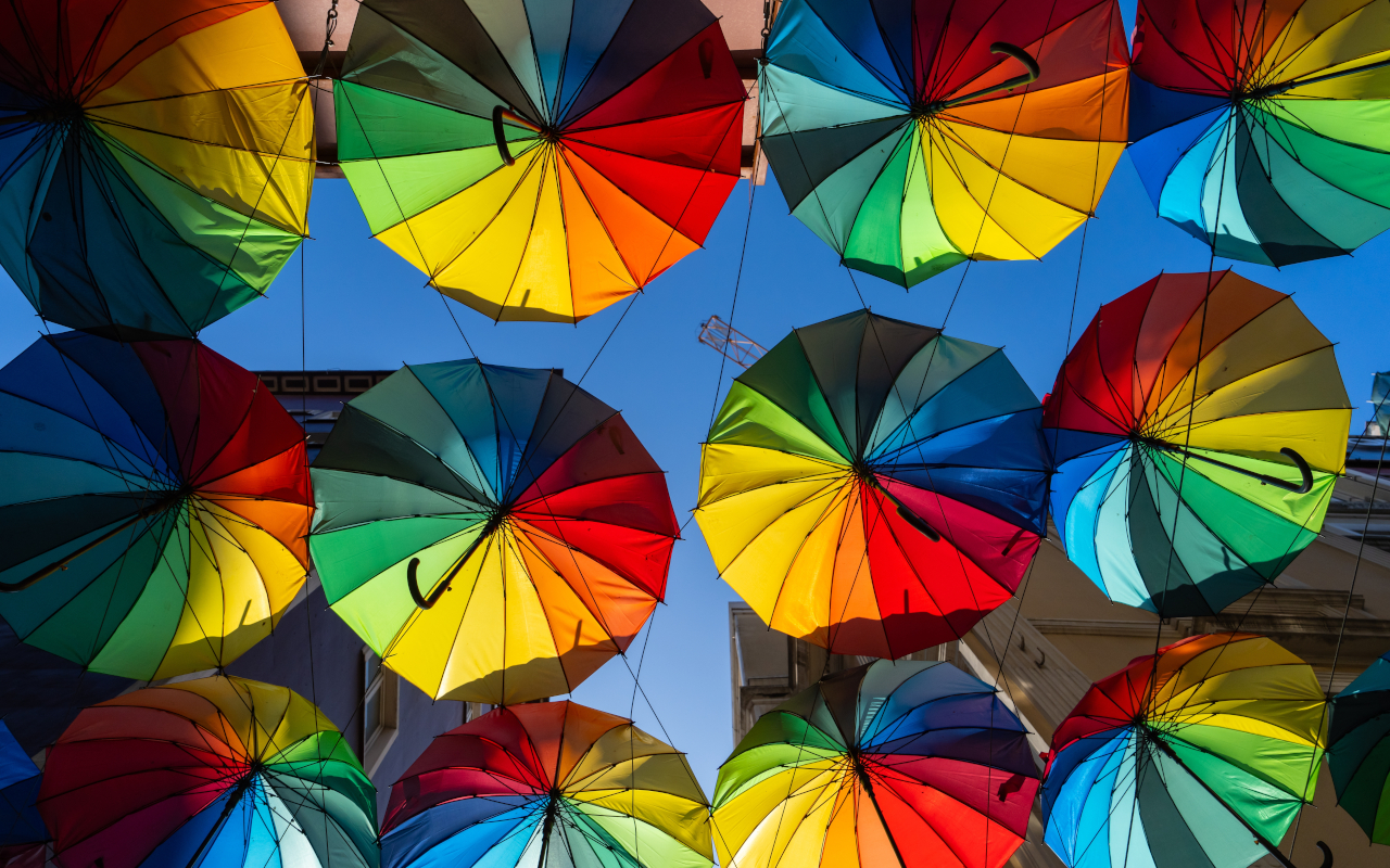 Paraguas de colores en el barrio de Karaöy de Estambul