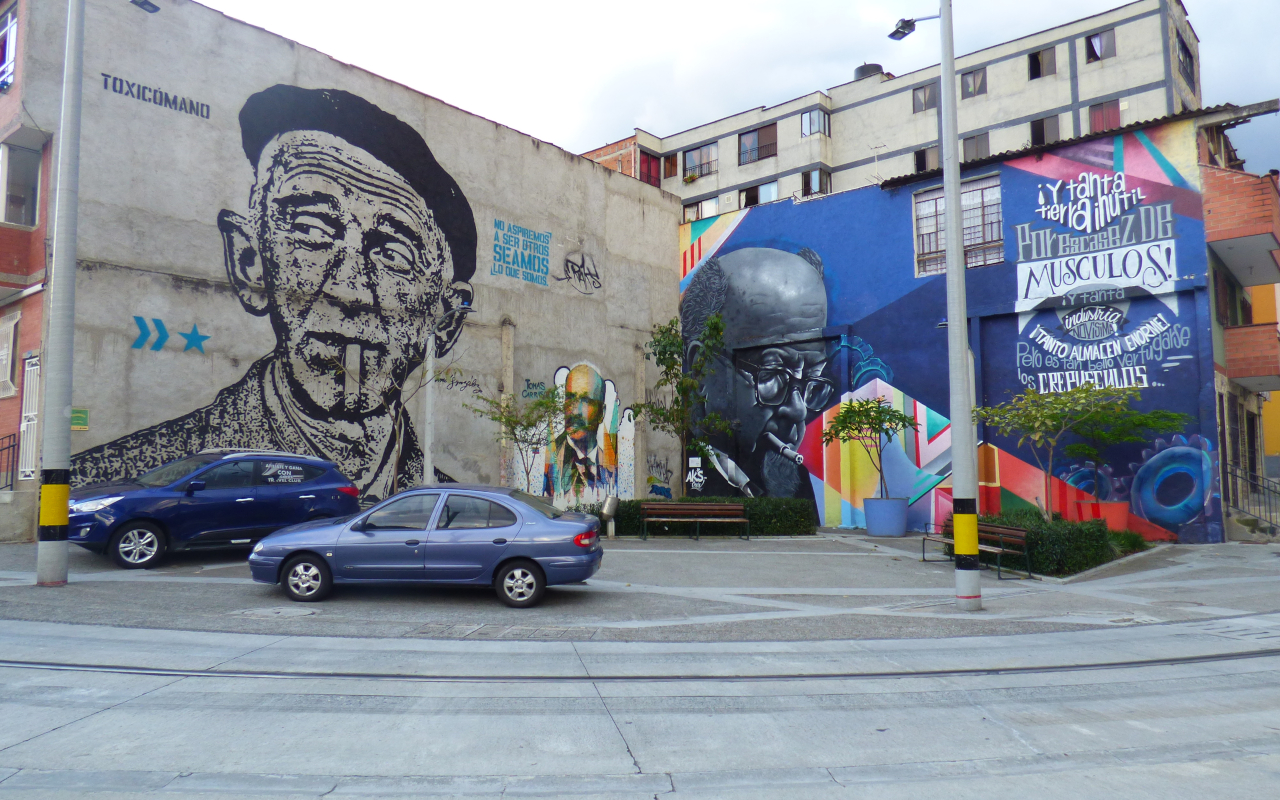 Paredes decoradas con arte urbano en Medellin.