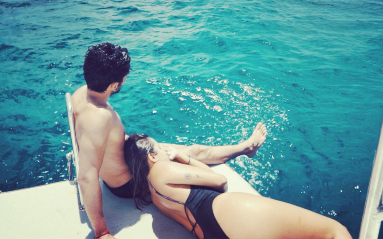 Una pareja disfruta del mar a bordo y se relaja.
