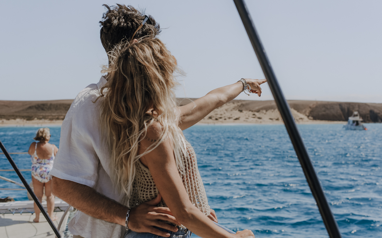 Una pareja contempla el horizonte desde la cubierta, compartiendo el momento con calma y sin prisa.