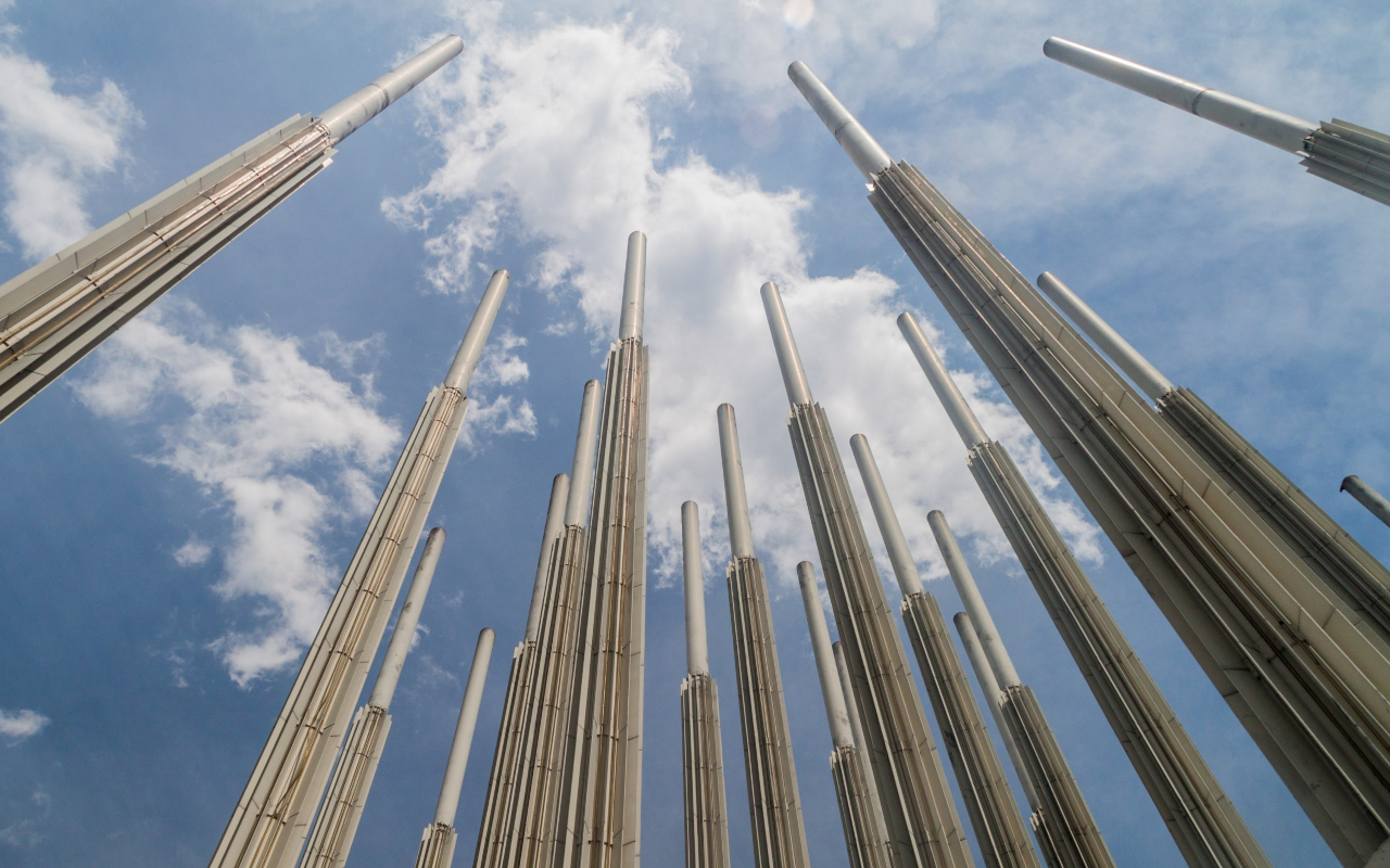 Estructuras que apuntan al cielo en el Parque de las Luces de Medellín.