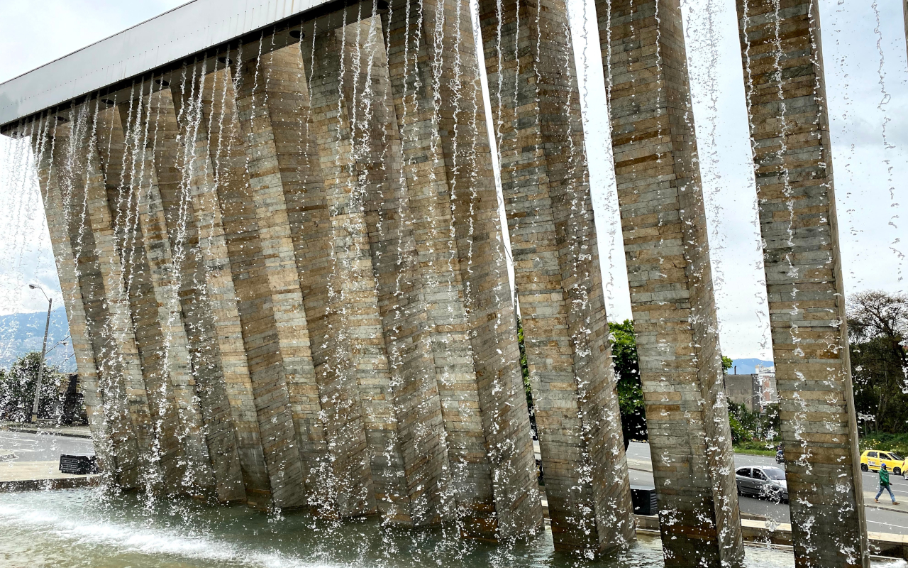 El Parque de los pies descalzos alberga rincones mágicos como estas columnas donde cae agua.