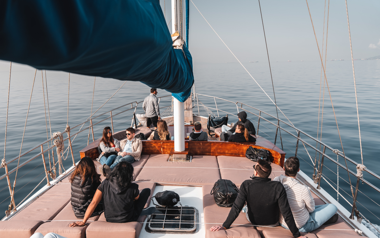 Pasajeros relajándose y contemplando las vistas desde el mar.