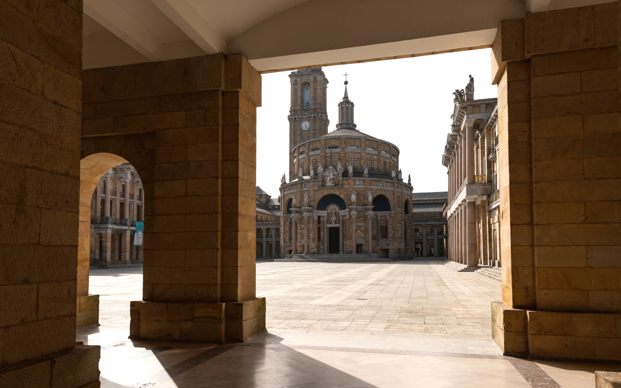 Pasillos exteriores en la Universidad Laboral de Gijón