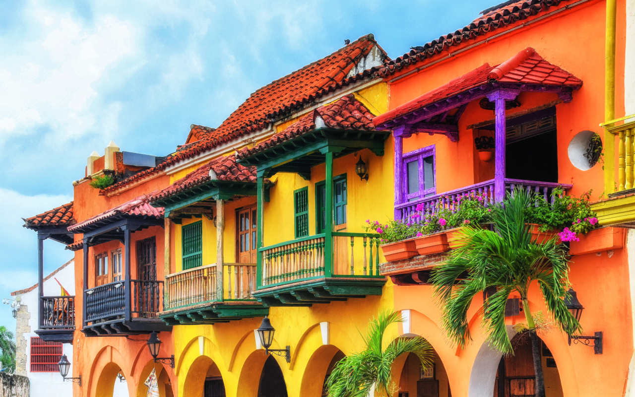 Preciosas casas coloridas en la plaza de los Coches en Cartagena de Indias, Colombia