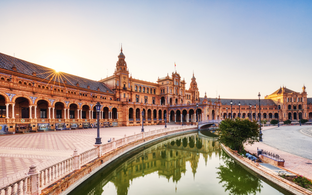 Preciosa imagen al atardecer de la plaza de España en Sevilla