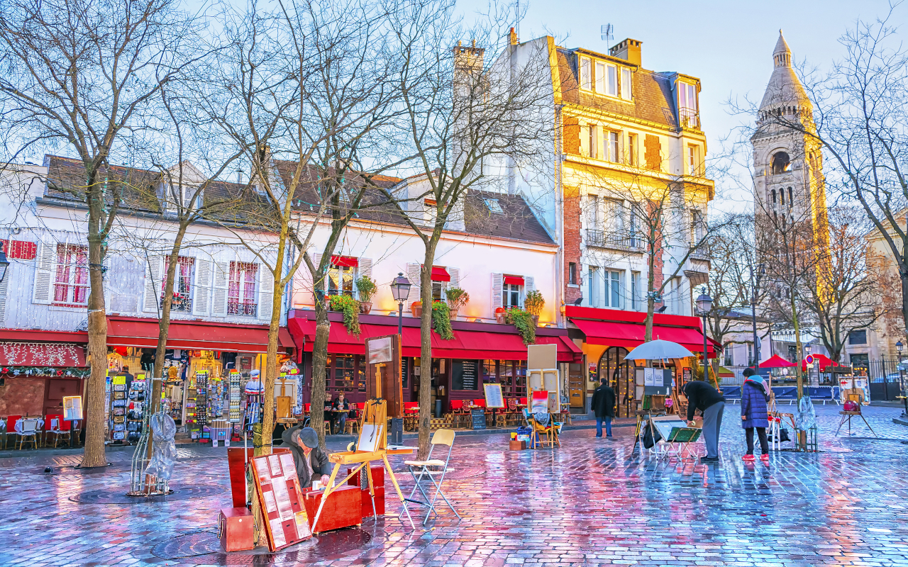 La icónica plaza de los Pintores en el barrio de Montmartre, París