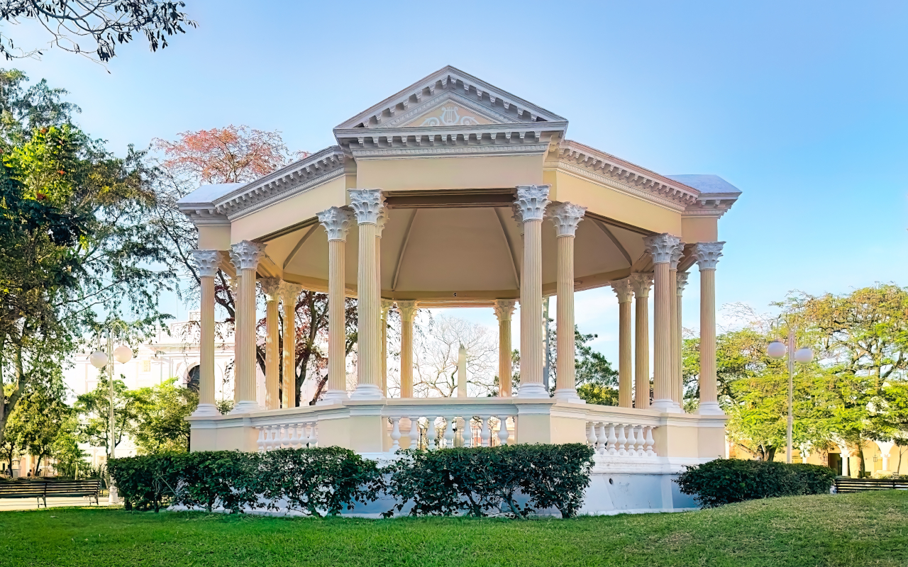 El parque Vidal en la localidad de Santa Clara, Cuba