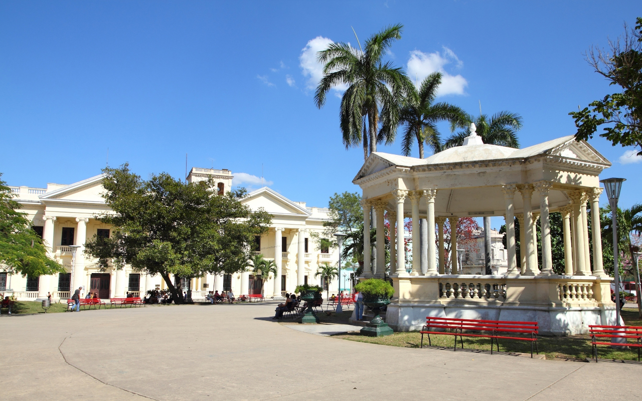 Plaza principal de Santa Clara en un día soleado, Cuba