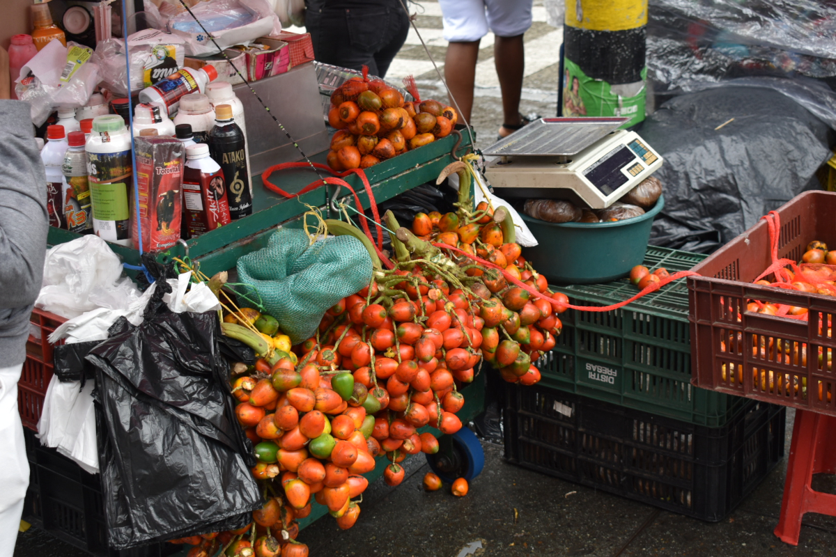 Puesto en un mercado típico de Medellín, Colombia
