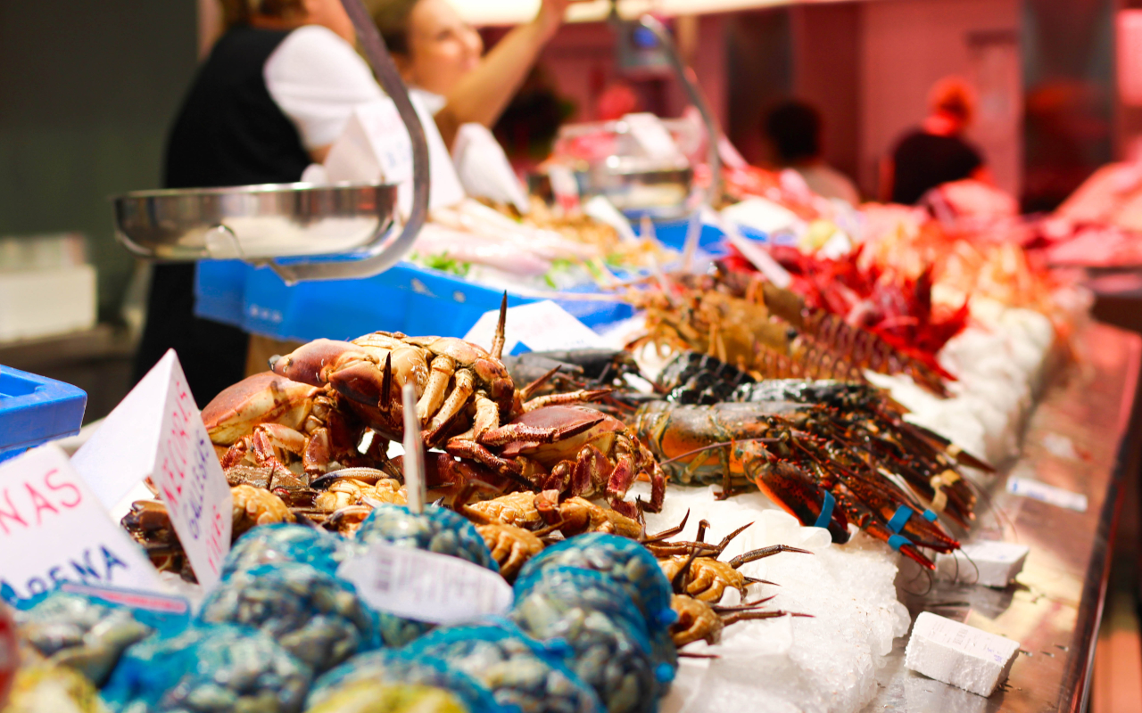 Puesto de venta de marisco dentro del Mercado Central de Valencia