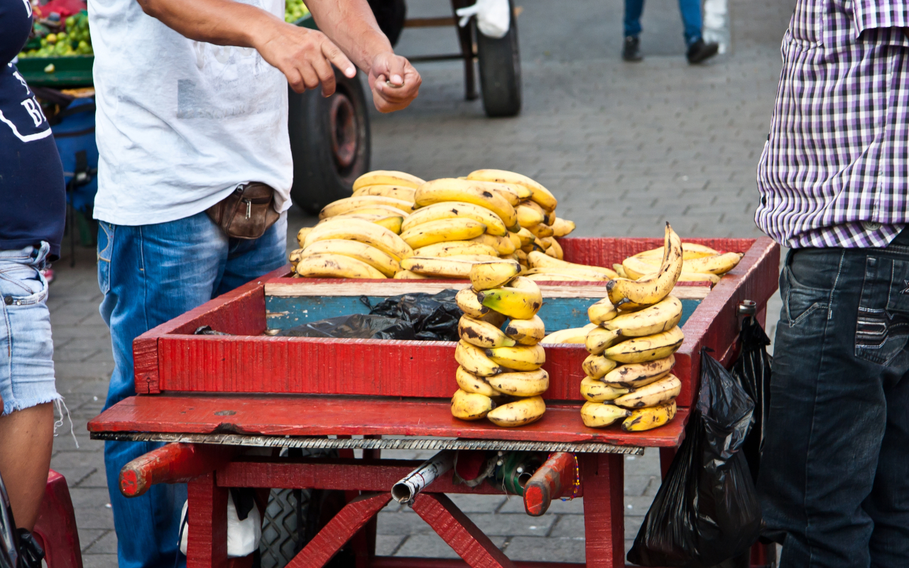 Puesto de plátanos en un mercado típico callejero de Medellín, Colombia