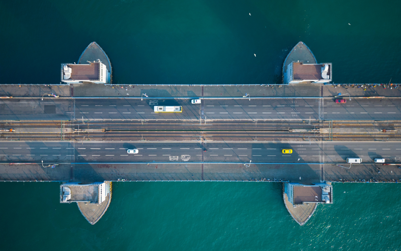 Plano picado aéreo del puente Galata en Estambul