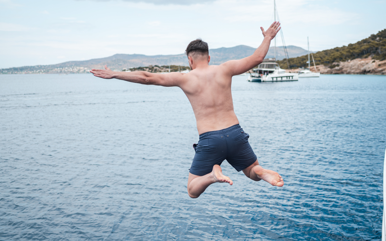 Salto en medio del mar para disfrutar de un refrescante baño.