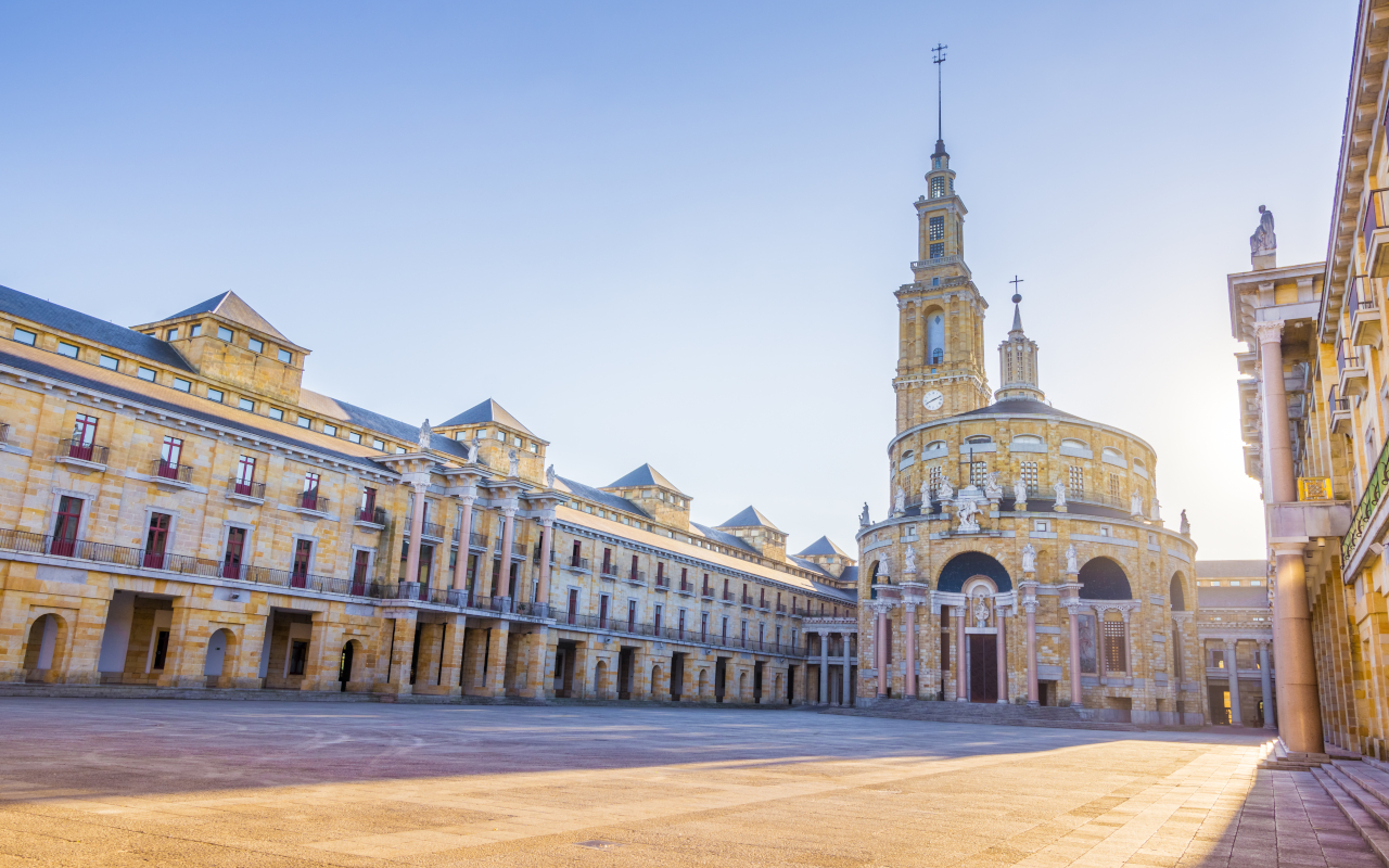 Vista de la Universidad Laboral de Gijón desde su patio interior