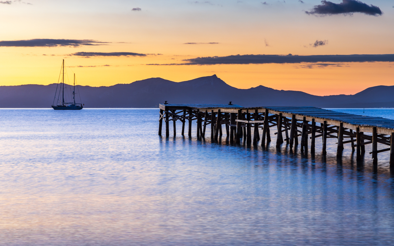 Atardecer desde el embarcadero en la bahía de Alcúdia, Mallorca