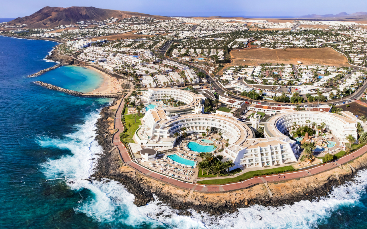 Vista aérea Playa Blanca, uno de los rincones más especiales de Lanzarote.