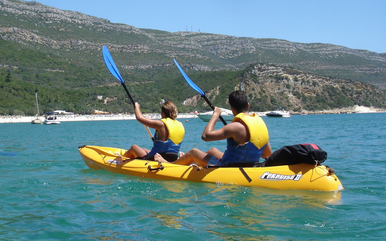 Un kayak de dos disfrutando de las vistas. Naturaleza pura bajo cada remo.
