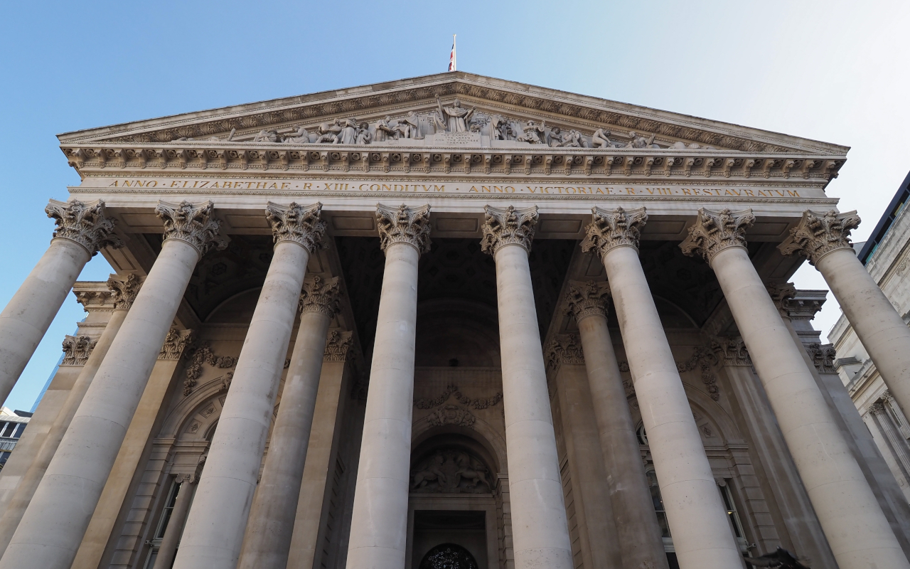 Con su imponente fachada, el Royal Exchange representa el pasado comercial de Londres con elegancia.