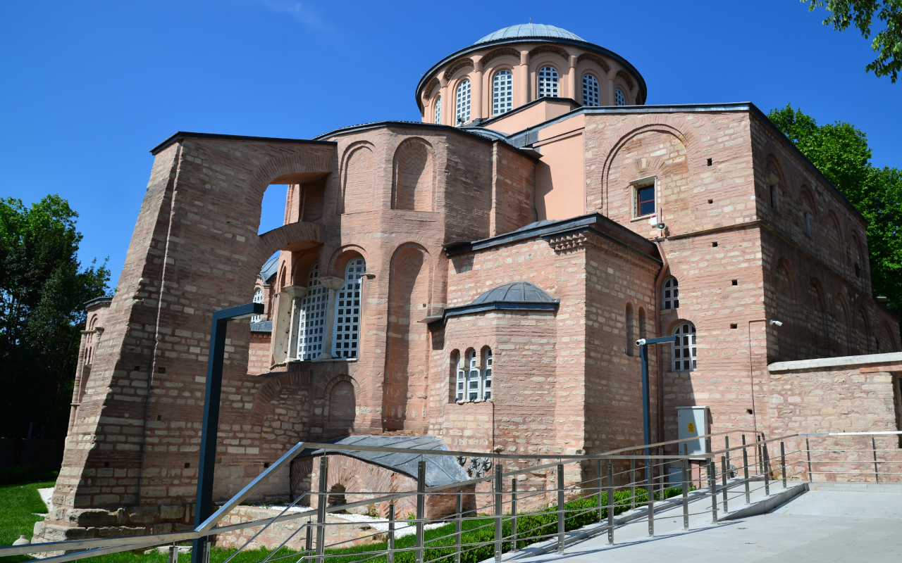 La iglesia de San Salvador de Chora destaca por sus mosaicos y frescos bizantinos que narran siglos de historia.