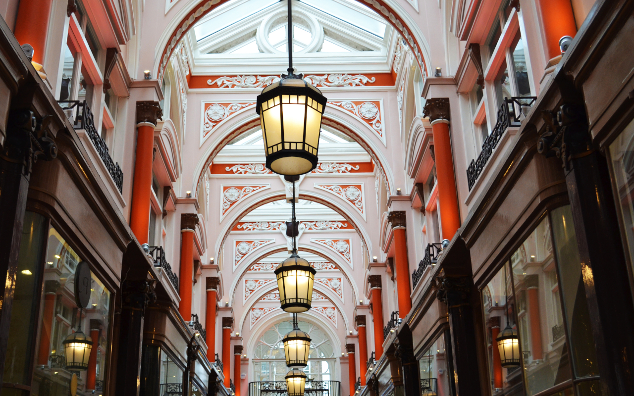 Colores, hierro forjado y tradición se mezclan en el encantador mercado de Leadenhall.
