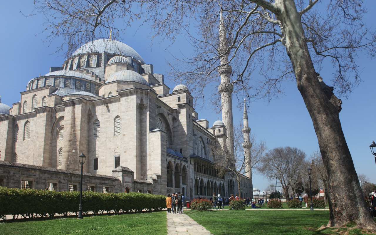  Vista exterior de la majestuosa Mezquita de Suleimán en Estambul, con sus cúpulas y minaretes al atardecer.