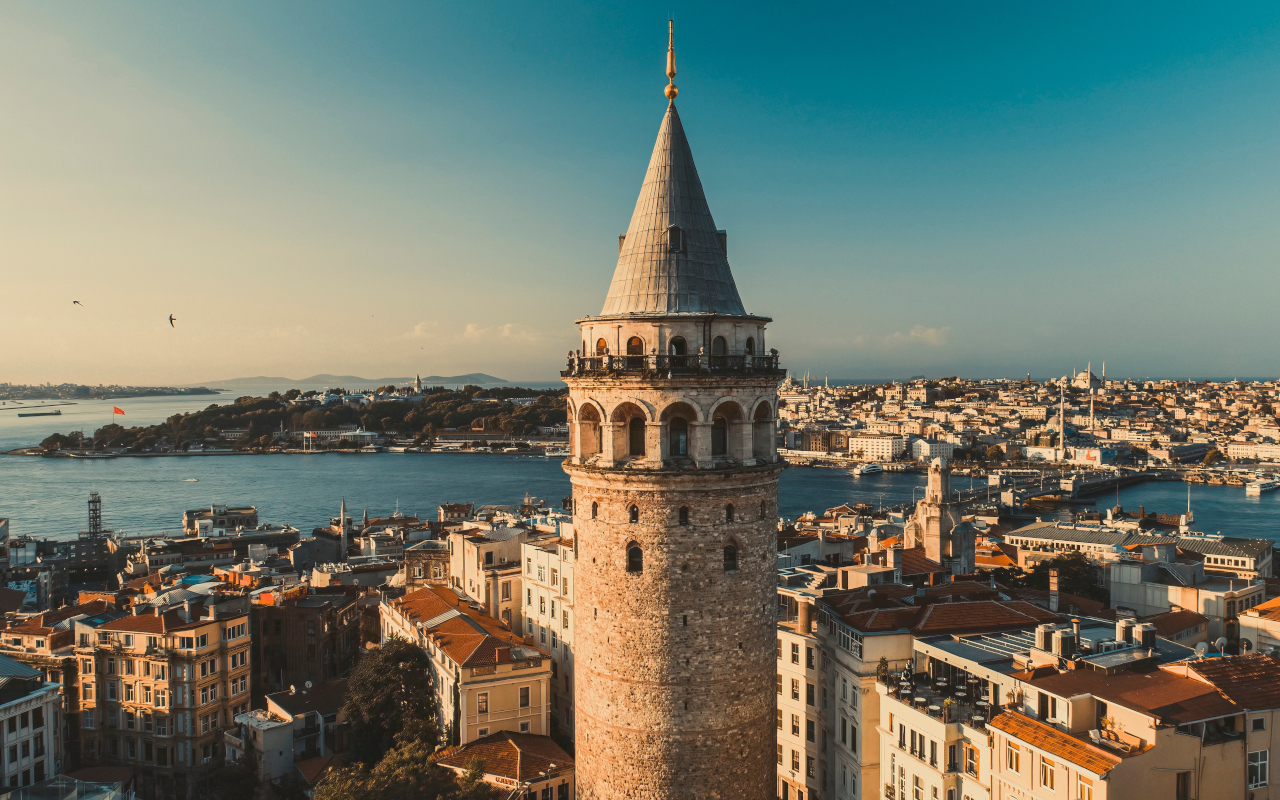 Panorámica de la Torre de Gálata en Estambul, con sus muros de piedra y la ciudad extendiéndose alrededor.
