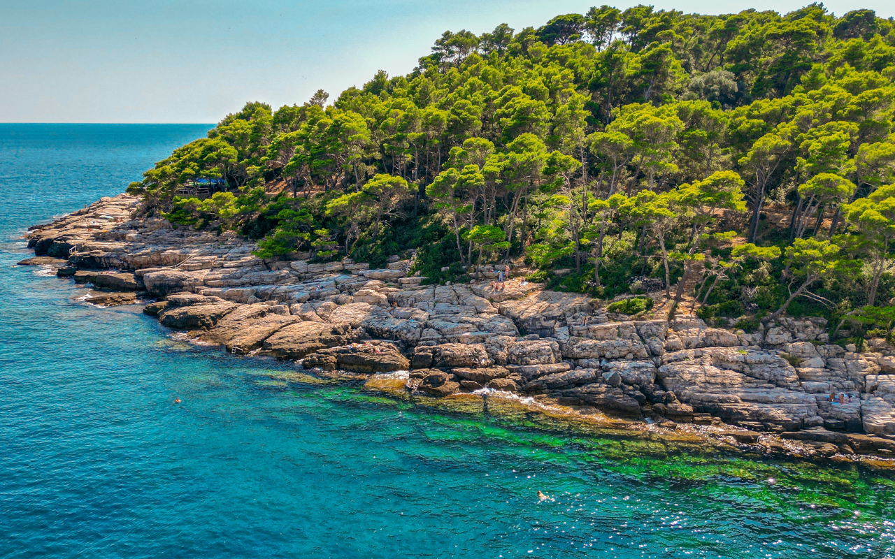 Acantilados en la isla de Kolocep, uno de los lugares más bonitos para pararse a realizar fotografías.