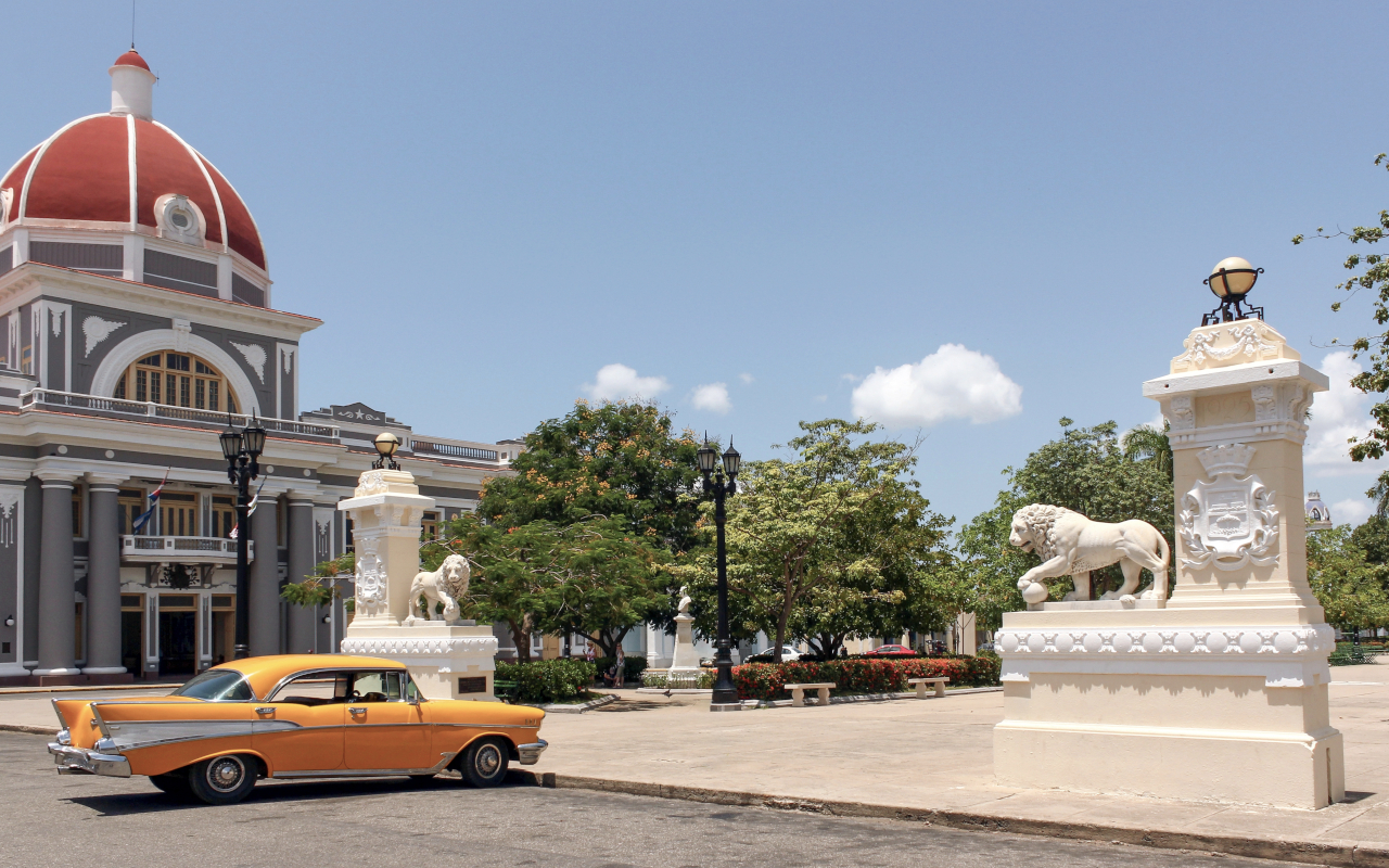 El Ayuntamiento de Cienfuegos, con su cúpula roja, se alza frente al parque José Martí.