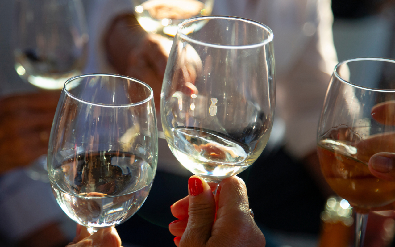 Brindis con una copa de Albariño, el vino blanco emblemático de las Rías Baixas, perfecto para celebrar momentos especiales.